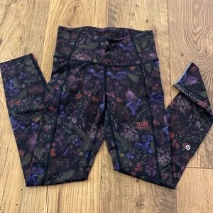 EUC Lululemon Midnight Floral Leggings. 4